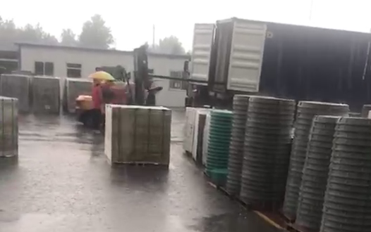 雨中发货